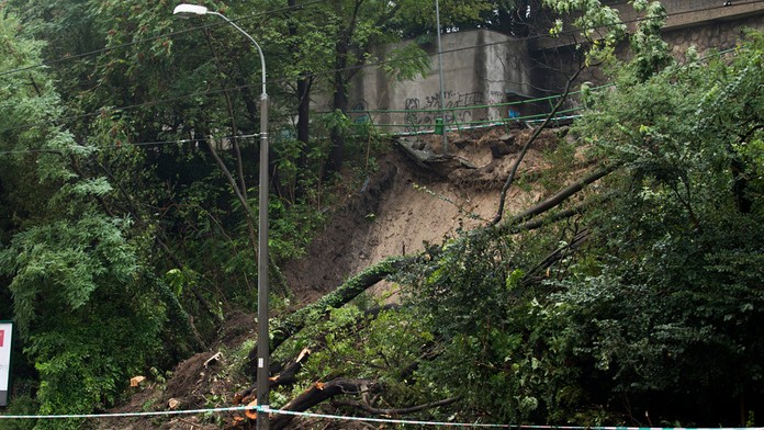 Zosuv pôdy pri PKO.