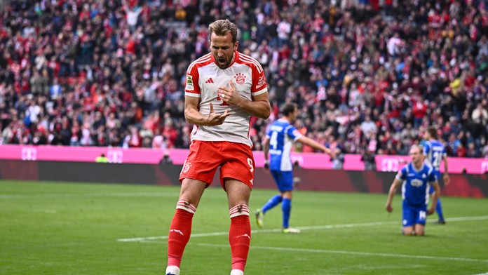 Bayern oslávil Neuerov návrat dominantným víťazstvom. Hetrikom sa zaskvel Kane
