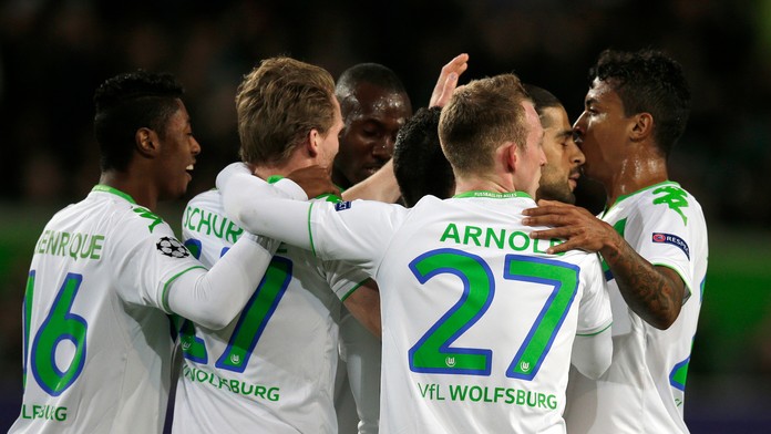 Hráči Wolfsburgu sa radujú z otváracieho gólu Ricarda Rodrigueza do siete Realu Madrid v rámci prvého duelu štvrťfinále LM (2:0)
