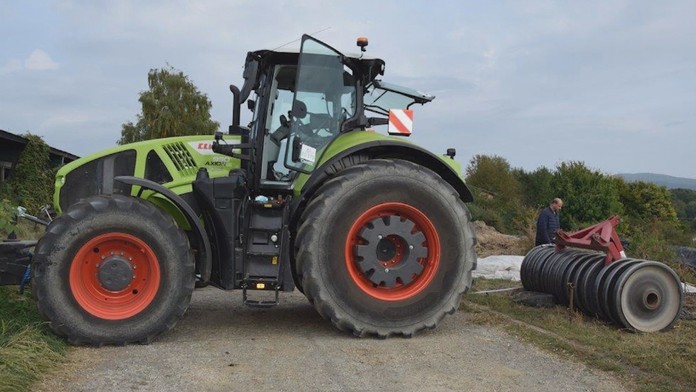 Zamestnanca družstva v Lehôtke neďaleko Lučenca pricvikol traktor. 