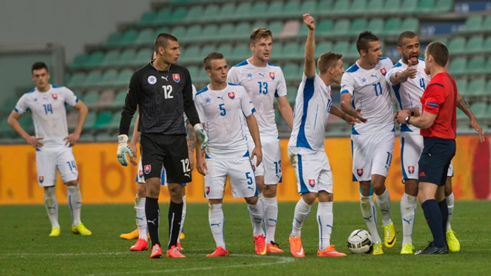 Reprezentanti do 21 rokov a hl. rozhodca McLean zo Škótska po druhej červenej karte pre nášho hráča a po zrušenom pokutovom kope