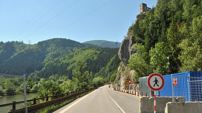 Uzávierka cesty pod Strečnom z dôvodu mimoriadnej situácie na skalnom brale.