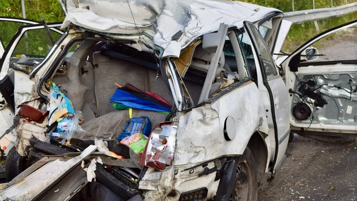 Na snímke zničené auto, do ktorého na R1 napálil kamión.