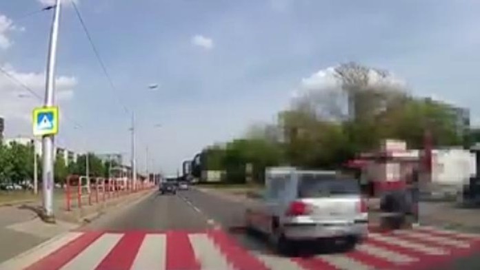 Auto takmer zrazilo mamičku s kočíkom na priechode pre chodcov.