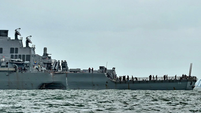Poškodený torpédoborec USS John S. McCain.