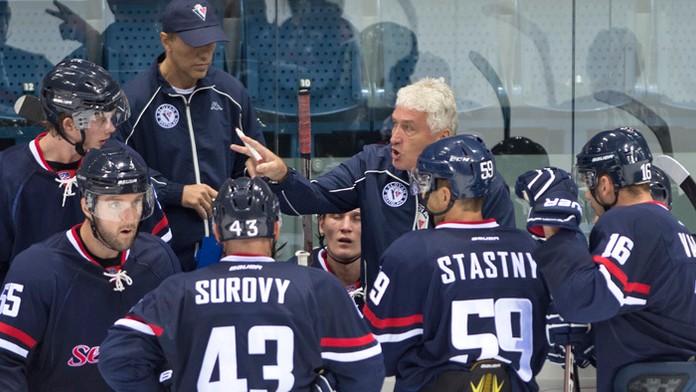 Zľava Žiga Jeglič, asistent trénera Roman Stantien, Cam Barker, Tomáš Surový, tréner Miloš Říha, Andrej Šťastný a Juraj Valach.