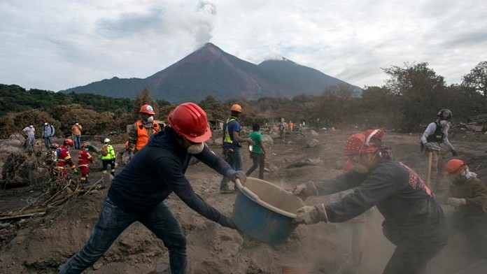 Sopka Fuego naďalej vybuchuje.
