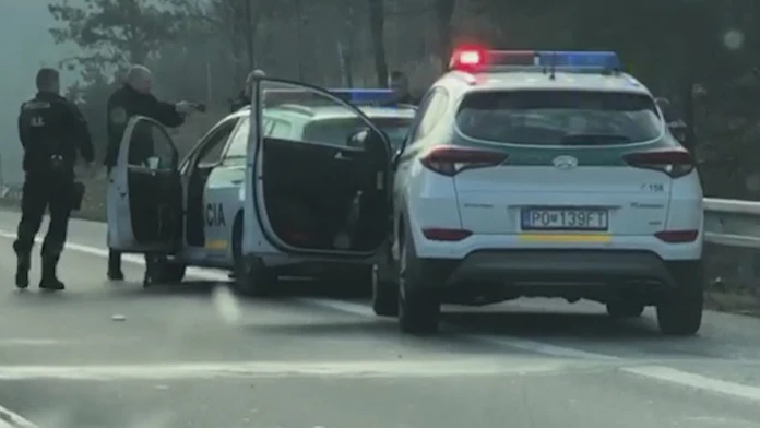 Záverečné dejstvo policajného zásahu, ktorý ukončil šialenú jazdu Daniela (44) z Poľska.