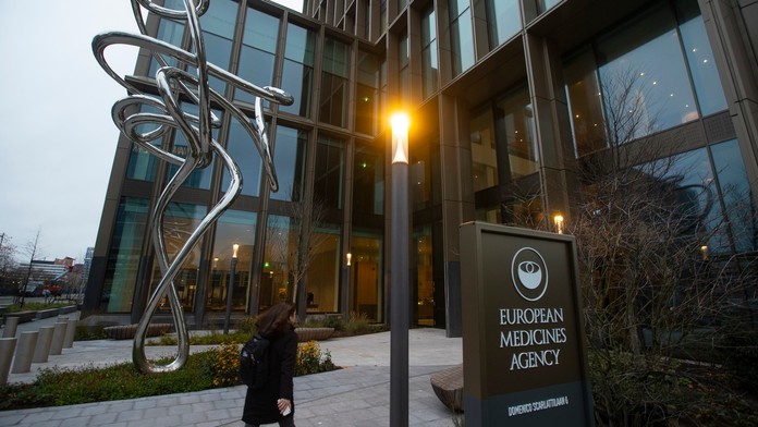 Žena vstupuje do budovy Európskej agentúry pre lieky (EMA) v Amsterdame.