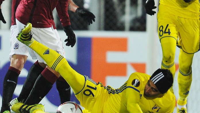 Hráč Rostova Christian Noboa (na trávniku) v súboji o loptu.