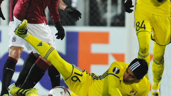 Hráč Rostova Christian Noboa (na trávniku) v súboji o loptu.
