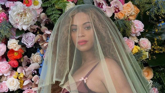 Beyoncé na fotke, ktorou oznámila, že čaká dvojičky