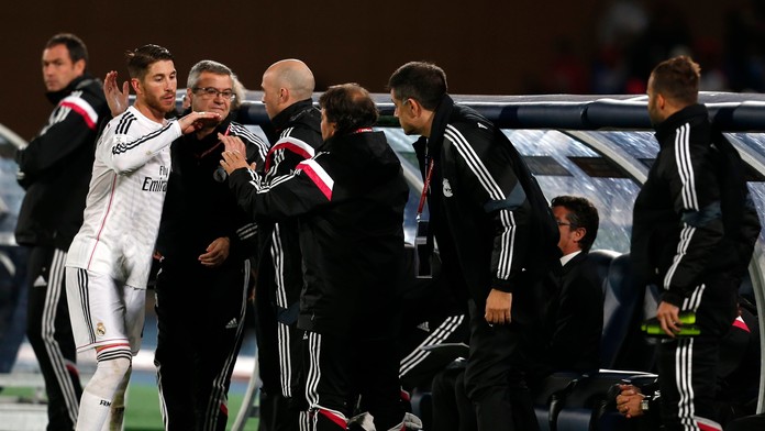 Hráč Realu Madrid prijíma gratulácie po víťaznom zápase