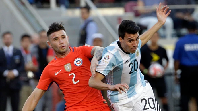 Argentínčan Nicolas Gaitan (vpravo) a Eugenio Mena (Čile).