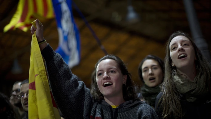 túpenci nezávislosti Katalánska oslavujú v uliciach Barcelony