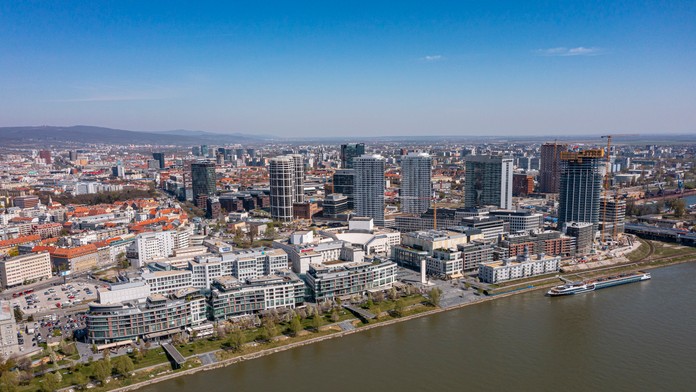 Na snímke z dronu pohľad na výstavbu a budovy na nábreží Dunaja