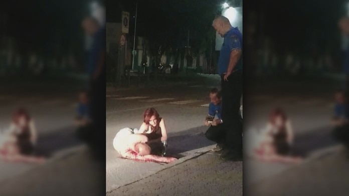 Muž ležal dobodaný na zemi.