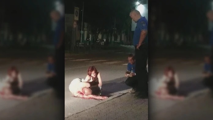 Muž ležal dobodaný na zemi.