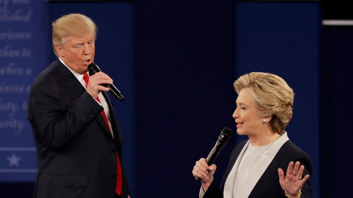 Donald Trump a jeho demokratická rivalka Hillary Clintonová počas druhého televízneho duelu na pôde Washingtonovej univerzity.