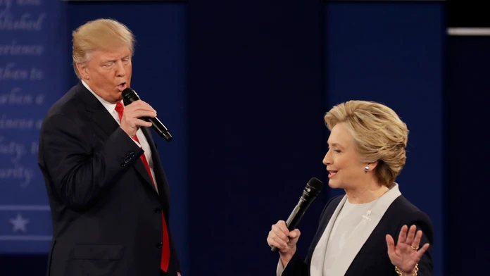 Donald Trump a jeho demokratická rivalka Hillary Clintonová počas druhého televízneho duelu na pôde Washingtonovej univerzity.