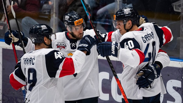 Hráči Slovana sa tešia z gólu proti Dukle Trenčín.