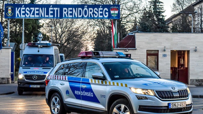 Na snímke sú dve policajné autá z Maďarska, ktoré zrejme vychádzajú z policajnej stanice.