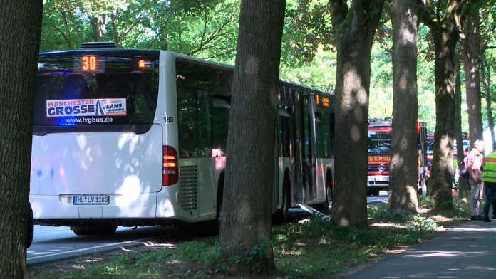 Linkový autobus stojí na ulici v meste Lübeck na severe Nemecka.