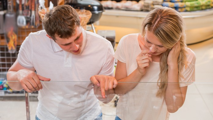 Muž a žena nakupujú - ilustračná snímka