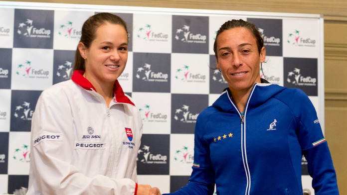 Na snímke hráčky, ktoré nastúpia v prvej dvojhe vľavo Jana Čepelová (Slovensko) a vpravo Francesca Schiavoneová (Taliansko).