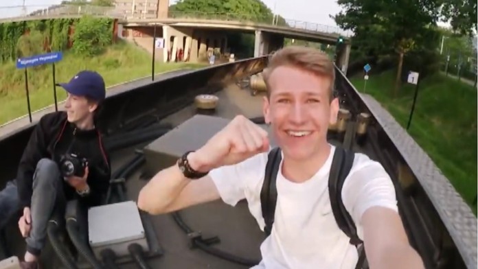 Mladíci si jazdu na streche vlaku užívali