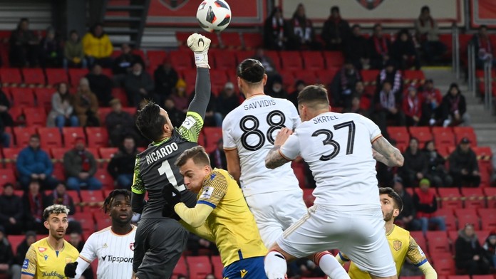 Brankár DAC-u Ricardo Ferreira, jeho spoluhráč Carlos Pinto a hráči Spartaka Kyriakos Savvidis a Martin Škrteľ.