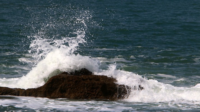 Veľké kamene na pobreží Stredozemného mora.