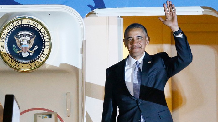Americký prezident Barack Obama máva po vystúpení z Air Force One na letisku Stanstead pri Londýne.