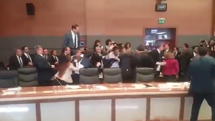 Bitka v Tureckom parlamente.