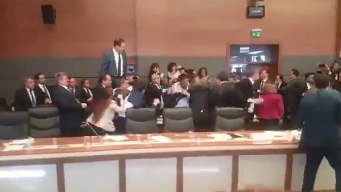 Bitka v Tureckom parlamente.