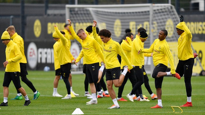 Hráči Dortmundu (v strede Axel Witsel) pred duelom LM proti Monacu.