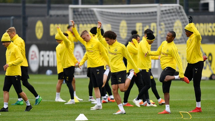 Hráči Dortmundu (v strede Axel Witsel) pred duelom LM proti Monacu.