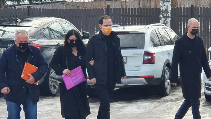 Príslušníci NAKA vychádzajú po zásahu z hotela Aston.