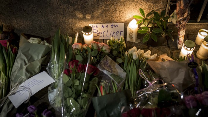Ľudia spomínajú na obete útoku v Berlíne.