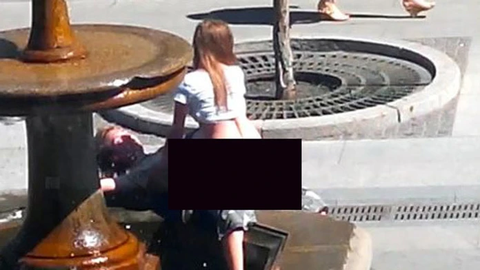sex na fontane.jpg