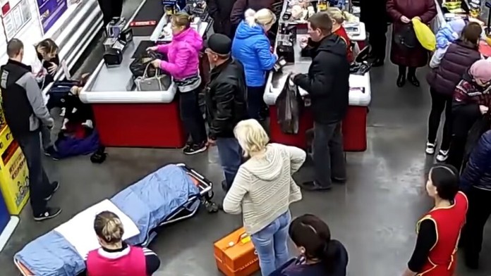 Pôrod v ruskom supermarkete.