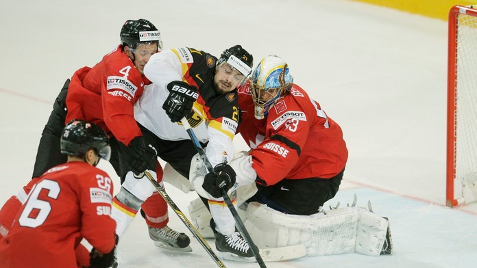 Tlačenica pred švajčiarskym brankárom Leonardom Genomim.