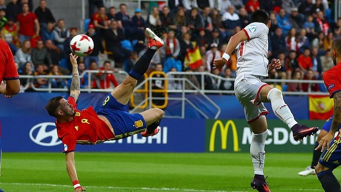 Saúl Ňiguéz nožničkami otvára skóre zápasu Španielsko U21 - Portugalsko U21.