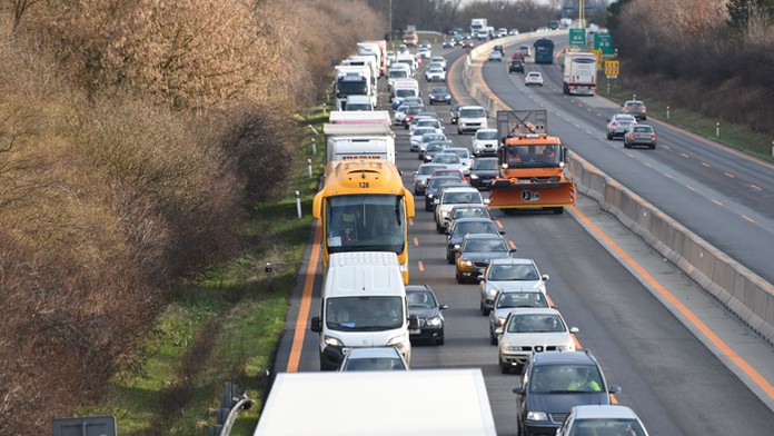 Kolóna na diaľnici D1 v smere do Bratislavy pri obci Blatné.