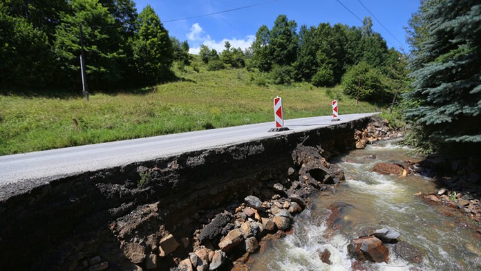 Poškodená cesta medzi Kremnicou a obcou Kremnické Bane po záplavách.