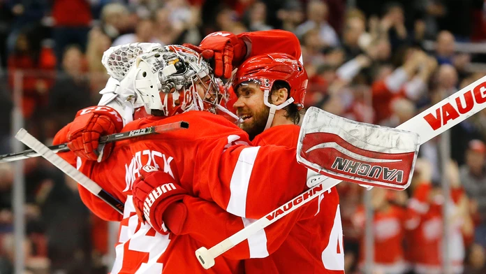 Hokejisti Detroitu Red Wings Henrik Zetterberg (vpravo) a brankár Petr Mrázek sa tešia po výhre proti Minnesote Wild 