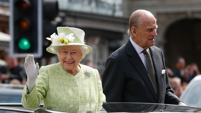 Kráľovná Alžbeta II. s manželom, princom Phillipom počas osláv jej 90 rokov vo Windsore, kde sa zdraví s poddanými. 21. apríla