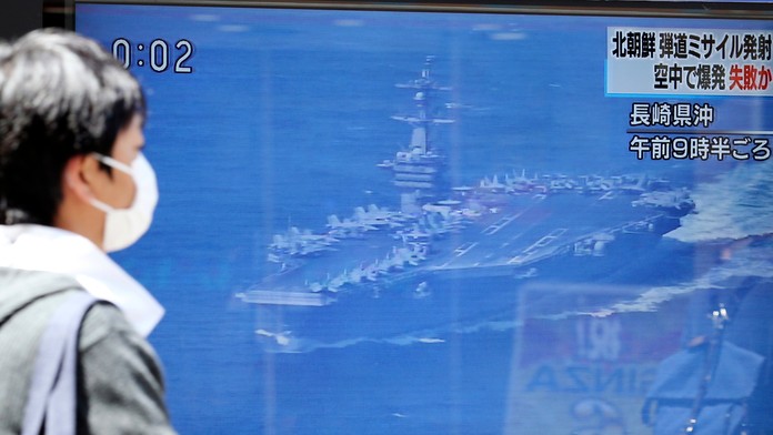 Muž Tokiu kráča okolo televízie, ktorá hlásy neúspešný test balistickej strely, ktorý vykonala KĽDR.