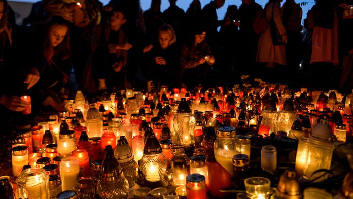 Účastníci pochodu na pamiatku obetí nedeľnej tragickej nehody.