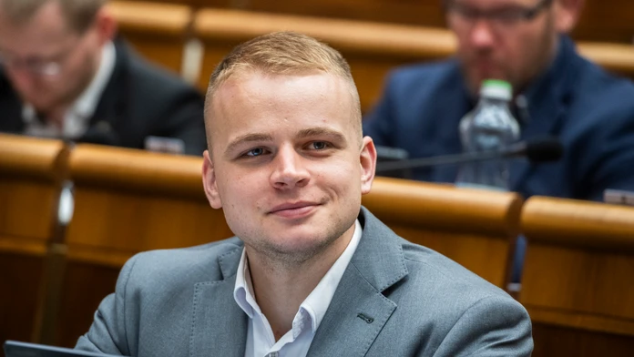 Politico zaradil Mazureka na zoznam najčudnejších europoslancov. Figuruje v ňom ako „usmievavý rasista“